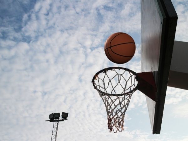 Dlaczego powinieneś zacząć trenować koszykówkę: Przewodnik dla początkujących