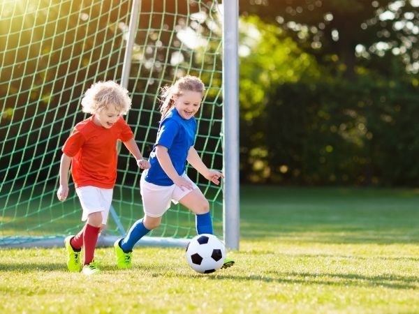 Zalety grania w piłkę nożną przez dzieci i młodzież