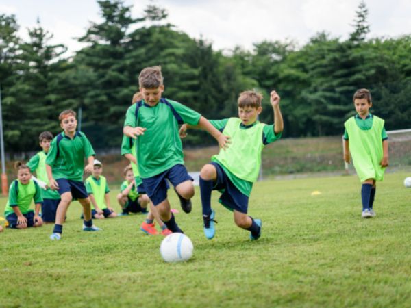 Trening piłkarski dla dzieci: Ciekawe strategie, aby zachęcić Twoje dziecko do rozwoju piłkarskiego
