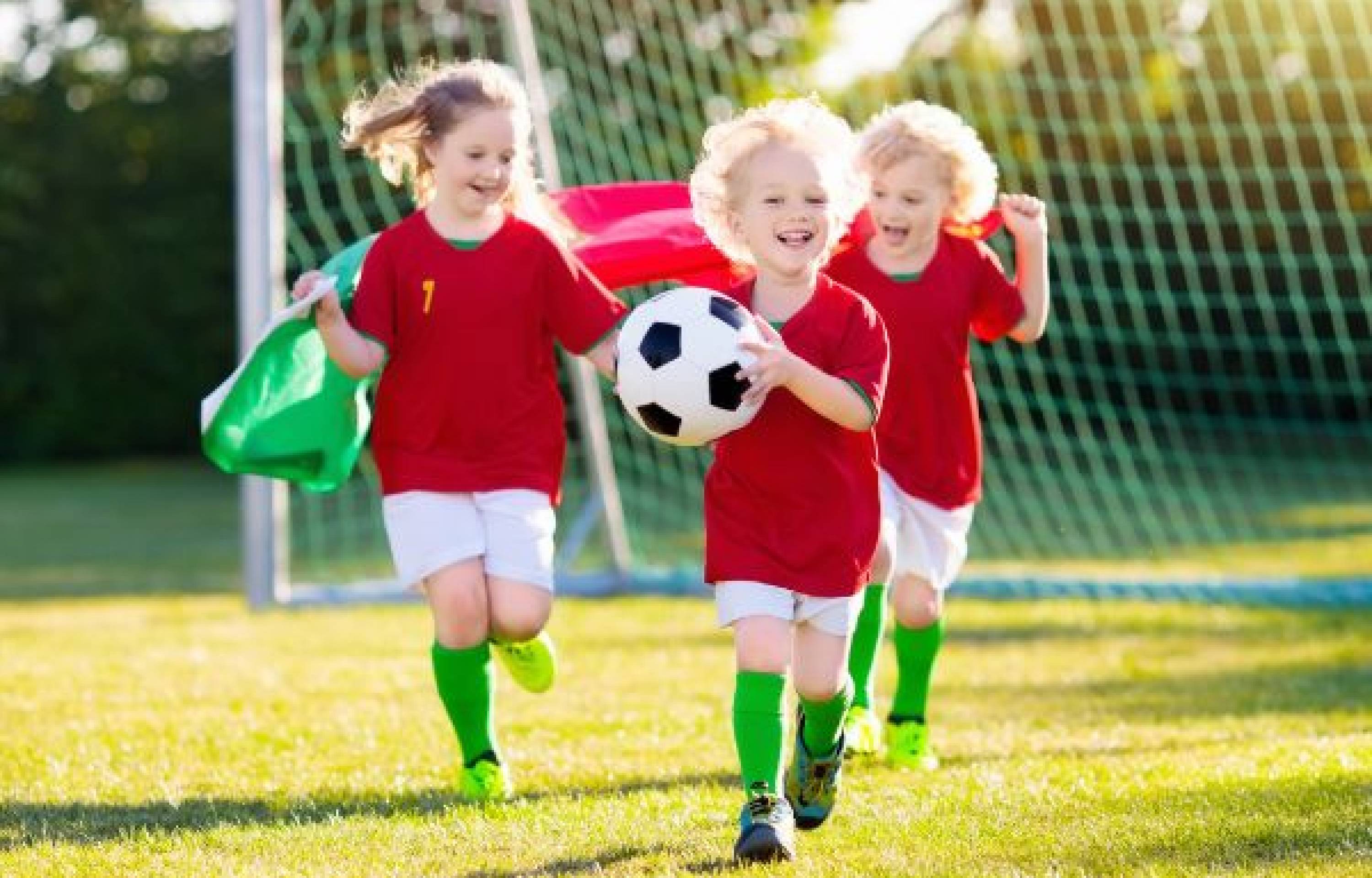 Zabierz swoje dzieci z kanapy: Najlepsze sporty zespołowe do uprawiania na zewnątrz